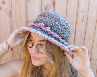 Chapeau d'hiver en laine Noro et laine filée main , crocheté main " Aquarêve Les Filles",taille 58 env. ( extensible)