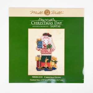 Christmas Giving Santa Mill Hill Kit, Christmas Day Series, Kreuzstichpackung, Perlenpackung, inkl gelochtem Papier, Garn, Perlen und Nadeln