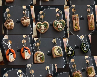 Pendientes acogedores de otoño pintados a mano; estilo gótico de Halloween con brujas; pendientes colgantes de arcilla polimérica y acero inoxidable.