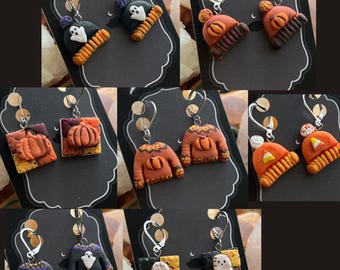 Pendientes de punto otoñales con estampado de café; estilo gótico de Halloween con brujas; pendientes colgantes de arcilla polimérica y acero inoxidable.