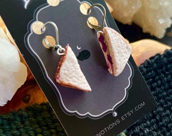 Sándwich de mantequilla de cacahuete y mermelada; aperitivos; pendientes colgantes de arcilla polimérica y acero inoxidable