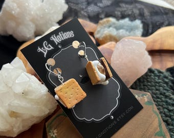 Pendientes de s'mores; dulces y golosinas; pendientes colgantes de arcilla polimérica y acero inoxidable
