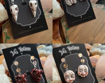 Pendientes de la colección Macabre; estilo gótico de Halloween con brujas; pendientes colgantes de arcilla polimérica y acero inoxidable.