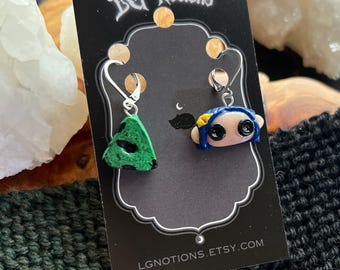 Muñeca y piedra; dulces de otoño de Halloween; pendientes colgantes de arcilla polimérica y acero inoxidable