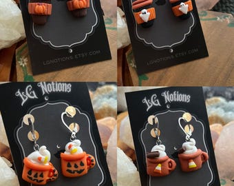 Pendientes acogedores con diseño de tazas de otoño; estilo gótico de Halloween con brujas; pendientes colgantes de arcilla polimérica y acero inoxidable.