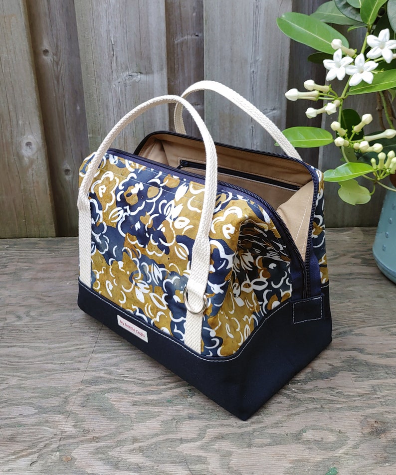 Sac de nuit en tricot à imprimé batik floral bleu marine et doré, sac de retraite, sac de projet à structure métallique pour tricoter ou crocheter en déplacement image 3