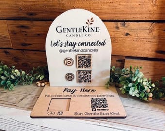 Pode incluir: Uma placa de madeira arqueada com o texto GentleKind Candle Co, Let's stay connected e @gentlekindcandles. Inclui dois códigos QR quadrados, dois ícones circulares, uma seção Pay Here, um recorte quadrado, um código QR Venmo e o texto Stay Gentle Stay Kind.