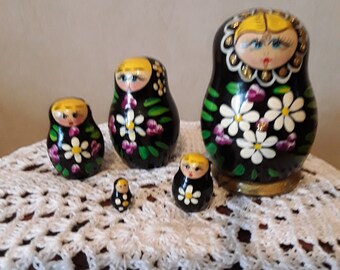 Vintage/ nesting dolls/wooden painted nesting dolls/5 nesting dolls/black with white flowers deco/3 inches tall largest/shiny black