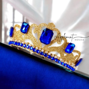 Corona dorada con joyas azul real, diadema tipo tiara para disfraz de Audrey, corona de cumpleaños, accesorios para el cabello para disfrazarse de Halloween para niñas y adultas.