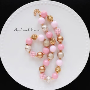 Baby grobstrick Halskette, Rosa Gold klobige Halskette, Baby ersten Geburtstag Halskette, Bubblegum Halskette, Gold Rosa Thema Baby Geburtstag Schmuck