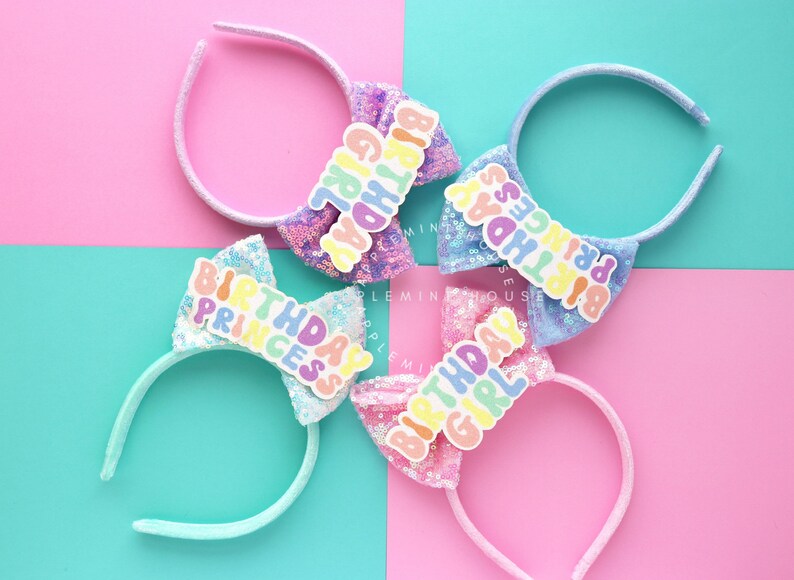 Puede incluir: Cuatro diademas de color pastel con lazos de lentejuelas y las palabras "Birthday Girl", "Birthday Princess" y "Birthday Princess" en letras arco&iacute;ris.
