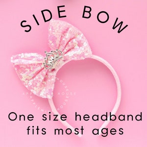 Puede incluir: Diadema rosa con lentejuelas, lazo lateral y un dije de corona. Talla &uacute;nica para la mayor&iacute;a de las edades.