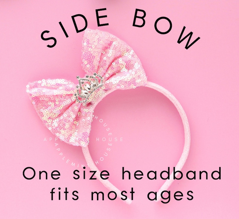 Puede incluir: Diadema rosa con lentejuelas, lazo lateral y un dije de corona. Talla &uacute;nica para la mayor&iacute;a de las edades.