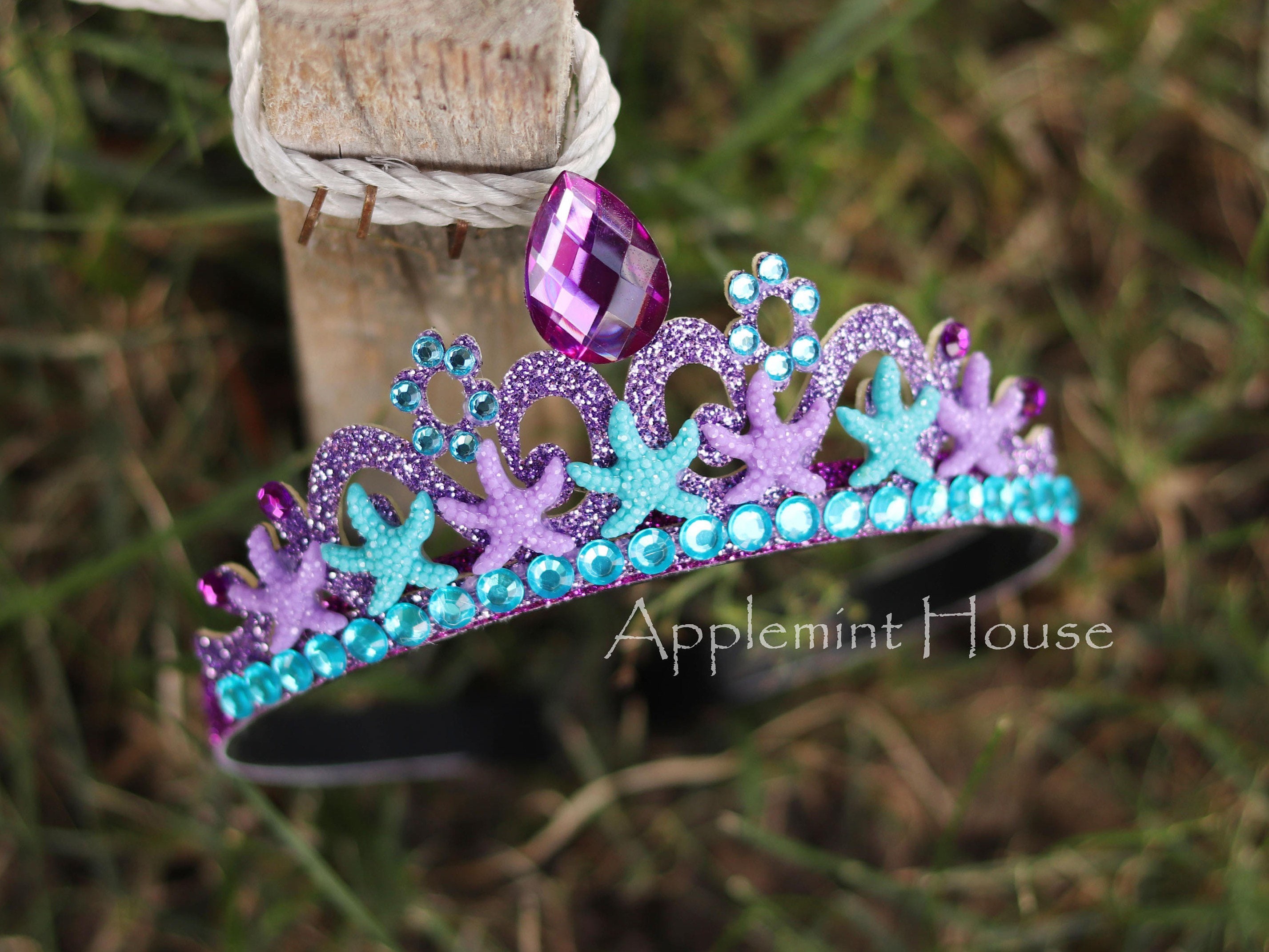 Couronne Signifie Couronne Dame Petite Princesse Les Rêves Deviennent  Réalité L'enfant Porte Le Symbole De La Couronne De La Princesse Fille  Mignonne Bébé Porte La Couronne Fond Bleu Petit Concept De Princesse Chaque  Fille Rêvant D'être