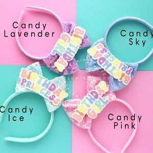 Puede incluir: Cuatro diademas coloridas con lazos de lentejuelas y las palabras "Birthday Princess", "Birthday Girl", "Birthday" y "Birthday" en letras arco&iacute;ris. Las diademas est&aacute;n sobre un fondo rosa y azul.