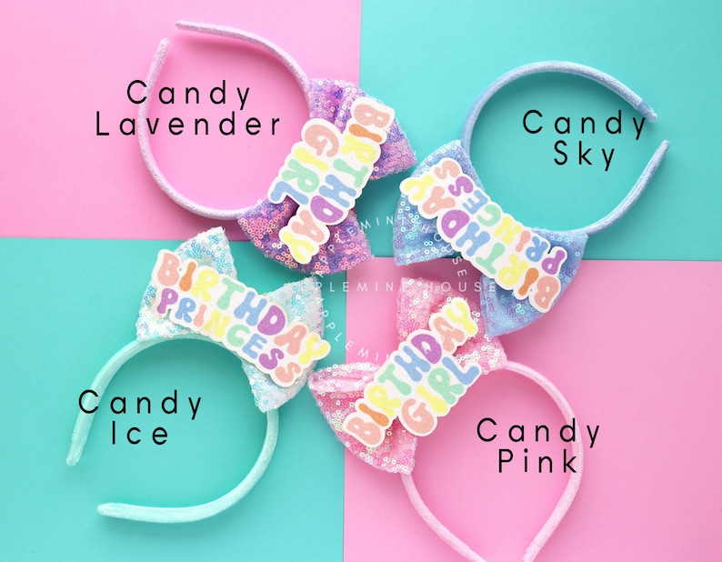Puede incluir: Cuatro diademas coloridas con lazos de lentejuelas y las palabras "Birthday Princess", "Birthday Girl", "Birthday" y "Birthday" en letras arco&iacute;ris. Las diademas est&aacute;n sobre un fondo rosa y azul.