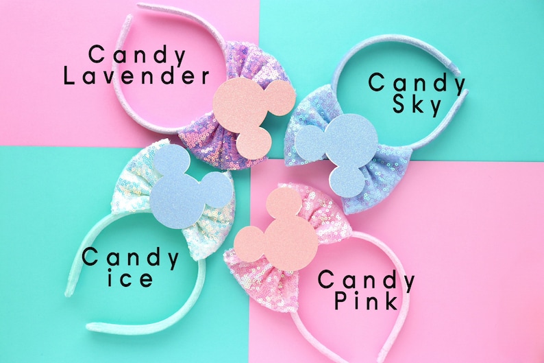 Puede incluir: Cuatro diademas coloridas con un lazo y orejas de Mickey Mouse. Las diademas est&aacute;n etiquetadas como "Candy Lavender", "Candy Sky", "Candy Ice" y "Candy Pink".