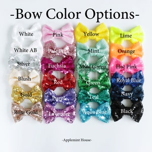 Pu&ograve; includere: Una tabella di 20 colori diversi di fiocchi, ognuno con un nome scritto sotto. I colori includono bianco, rosa, giallo, lime, menta, arancione, argento, fucsia, verde menta, rosa acceso, blush, rosso, verde, blu reale, oro, viola, verde acqua, blu navy, oro rosa, lavanda, blu acquamarina e nero.