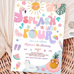 Puede incluir: Una invitación colorida para una fiesta de cumpleaños número 4 con temática de verano. La invitación presenta las palabras "Splash into Four" en una fuente divertida con un flamenco rosa, un sol amarillo y una pelota de playa. El texto incluye la fecha, la hora y la ubicación de la fiesta. La invitación está decorada con estrellas, flores y otros gráficos de temática veraniega.