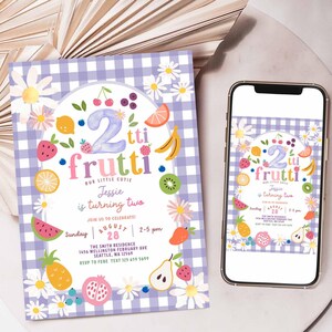 Può includere: Un invito di compleanno e uno smartphone che mostra lo stesso design. L'invito e lo schermo del telefono presentano un motivo a quadretti, dettagli floreali e illustrazioni di frutta. Il testo dice "2 Frutti" e "Jessie compie due anni."