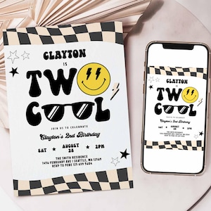 Może przedstawiać: Drukowane zaproszenie na urodziny dla dziecka, które kończy dwa lata. Zaproszenie zawiera czarno-białe tło w kratkę z żółtą buźką i tekstem "Clayton is Two Cool".