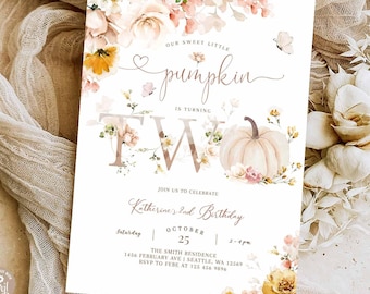 Puede incluir: Una invitación imprimible para una fiesta de segundo cumpleaños con temática otoñal. La invitación presenta una ilustración de acuarela de una calabaza, flores y el número dos. El texto de la invitación dice "Nuestra pequeña calabaza se está convirtiendo en dos." y "El 2º cumpleaños de Katherine".