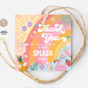 以下が含まれることがあります： 夏をテーマにしたカラフルなギフトタグ。タグには「Thank You」と「A Huge Splash」の文字と、パイナップル、フラミンゴ、アイスクリームなどの夏の要素のイラストが描かれています。タグは天然の麻ひもで結ばれています。