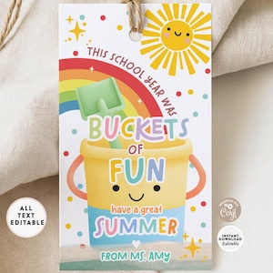 Może przedstawiać: Prostokątna etykieta z motywem letnim. Etykieta przedstawia żółte wiadro ze słowami "BUCKETS OF FUN" i "have a great SUMMER". Dołączona jest również tęcza i uśmiechnięte słońce. Tekst "THIS SCHOOL YEAR WAS" znajduje się na górze.