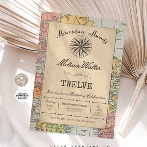 Puede incluir: Una invitación de estilo vintage con una brújula y un mapa del mundo de fondo. El texto dice "La aventura te espera" y "Melissa Walter cumple doce años". La invitación es para una celebración de cumpleaños en la Iglesia Anderson el domingo 18 de mayo a la 1:00 de la tarde. Confirma tu asistencia antes del 1 de mayo a Amy 123 456 8953.
