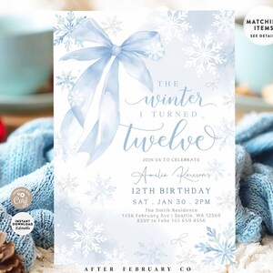 Op de afbeelding: Een lichtblauwe en witte uitnodigingskaart met een winterthema. De kaart heeft een aquarel strik en sneeuwvlokken, met de tekst "The Winter I Turned Twelve" en details voor een 12e verjaardag.