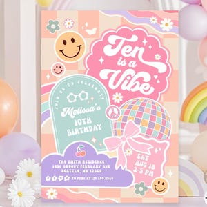 Puede incluir: Una invitación de cumpleaños rosa y verde con una bola de discoteca, un signo de paz y el texto "Ten is a Vibe". La invitación es para el cumpleaños número 10 de Melissa, el sábado 18 de agosto de 2:00 PM a 5:00 PM. La dirección de la residencia Smith está incluida.