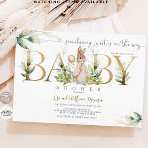 Puede incluir: Una invitación a una fiesta de bienvenida al bebé con una ilustración de acuarela de un conejo y vegetación. El texto dice "somebunny sweet is on the way" y "Baby Shower en honor a Lisa y William Downson".