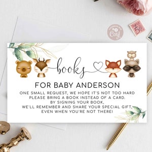 Puede incluir: Una tarjeta de baby shower imprimible con un tema de bosque. La tarjeta presenta un ciervo, un zorro, un mapache y un búho con el texto "libros para el bebé Anderson". La tarjeta solicita a los invitados que traigan un libro en lugar de una tarjeta.