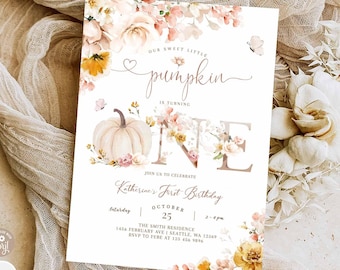 Può includere: Un invito di compleanno stampabile per il primo compleanno con un'illustrazione ad acquerello di una zucca con accenti floreali. L'invito è decorato con uno schema di colori rosa e bianco e include il testo "La nostra dolce piccola zucca compie un anno".