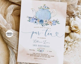 Op de afbeelding: Een blauwe en witte theepot met bloemmotieven is afgebeeld op een lichtroze en witte aquarel achtergrond. De tekst "par-tea" is geschreven in een cursief schrift met een hart symbool. De tekst "Katherine Luna's 3rd Birthday" is geschreven in een zwart lettertype. De tekst "Zaterdag, augustus 18, 14:00-16:00 uur" is geschreven in een zwart lettertype. De tekst "The Smith Residence, 1456 February Ave | Seattle, WA 12569" is geschreven in een zwart lettertype. De tekst "RSVP naar Febe op 125 456 9896" is geschreven in een zwart lettertype. De tekst "Aanvullende tekst hier" is geschreven in een zwart lettertype.