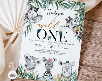 Puede incluir: Una invitación imprimible para una fiesta de primer cumpleaños, con un diseño de acuarela. La invitación incluye el texto "Hudson is a wild ONE" e ilustraciones de animales de safari. También se incluye la fecha y la hora de la fiesta.