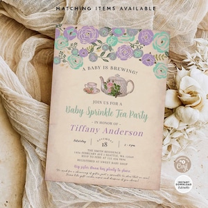 以下が含まれることがあります： ヴィンテージのティーポットとティーカップのイラストが描かれたベビーシャワーティーパーティーの招待状。招待状は紫とターコイズブルーの花で飾られており、薄い茶色の背景になっています。テキストには「赤ちゃんが醸造中！」と「ベビーシャワーティーパーティーにご参加ください」と書かれています。