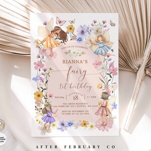 Pode incluir: Um convite de festa de primeiro anivers&aacute;rio com tema de fada, rosa e branco, com uma borda de coroa de flores. O convite apresenta um fundo rosa com o texto "Rianna's fairy 1st birthday" em letras douradas. A data e a hora da festa est&atilde;o listadas abaixo, juntamente com o endere&ccedil;o e as informa&ccedil;&otilde;es de RSVP.