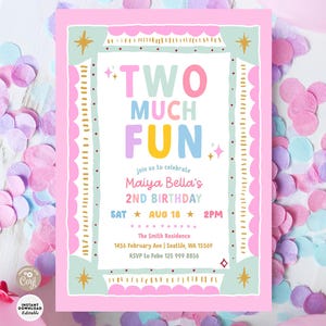 Op de afbeelding: Een rechthoekige verjaardagsuitnodiging met de tekst TWO MUCH FUN in roze, blauw en geel. Het ontwerp bevat een geschulpte roze rand, lichtgroene accenten en gouden sterren. Details bevatten de 2e verjaardag van Maiya Bella, datum, tijd en adres.