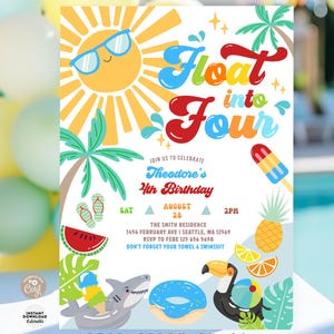 Peut inclure: Une invitation colorée pour une fête de quatrième anniversaire sur le thème de l'été. Le design présente un soleil souriant portant des lunettes de soleil, des palmiers et les mots "Float into Four". Comprend une tranche de pastèque, un ananas et un toucan.