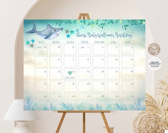 Könnte beinhalten: Ein blaues und grünes druckbares Babyparty-Spiel mit einer Hai-Illustration. Das Spiel fordert die Gäste auf, den Geburtstag des Babys zu erraten, indem sie das Datum auf einem Kalender markieren. Der Text "Guess Baby William's Birthday" steht oben auf dem Kalender.