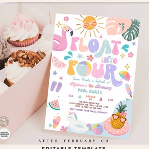 Könnte beinhalten: Eine farbenfrohe Einladung zu einer Poolparty mit dem Text "Float into Four" und einem rosafarbenen Flamingo, einer Wassermelone, einer Ananas und einem Einhorn-Schwimmring. Die Einladung ist für Melissas 4. Geburtstagsparty am 28. August um 14:00 Uhr. Die Smith Residence befindet sich in der 1456 February Ave, Seattle, WA 12569. RSVP an Febe unter 125 656 5698. Vergiss deine Handtücher und deinen Badeanzug nicht.