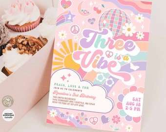 Peut inclure: Une invitation d'anniversaire rose pastel avec le texte "Three is a Vibe" dans une police groovy, avec une boule disco, des signes de paix et des fleurs. L'invitation comprend les détails de l'événement et est à côté d'une boîte de cupcakes.