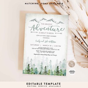 Może przedstawiać: Zaproszenie na baby shower z akwarelową ilustracją pasma g&oacute;rskiego i sosen. Tekst brzmi "The Greatest Adventure is About to Begin" i zawiera datę, godzinę i miejsce wydarzenia. Zaproszenie jest dla Cindy i Luke Wattersen.