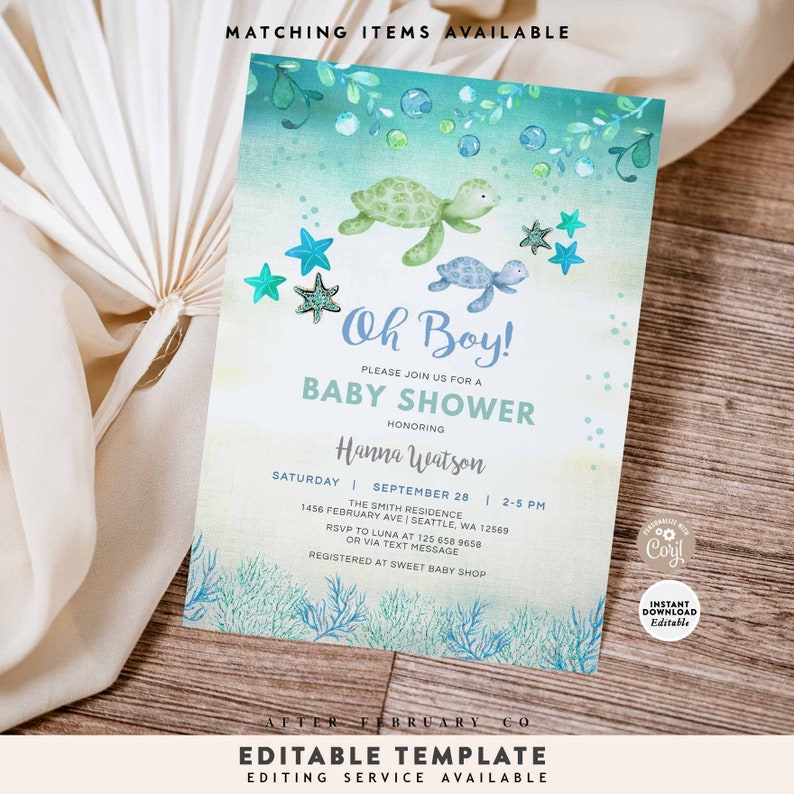 Może przedstawiać: Zaproszenie na baby shower z motywem wodnym. Zaproszenie zawiera akwarelowe ilustracje ż&oacute;łwi morskich, rozgwiazd i koralowc&oacute;w. Tekst zawiera "Oh Boy!" oraz szczeg&oacute;ły wydarzenia, w tym imię, datę, godzinę i miejsce.