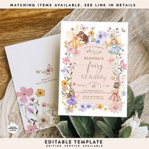 Pode incluir: Um convite imprim&iacute;vel rosa e branco com uma borda floral e um tema de fada. O convite diz "Junte-se a n&oacute;s para celebrar o 1&ordm; anivers&aacute;rio de fada da Rianna" e inclui a data, a hora e o local da festa.