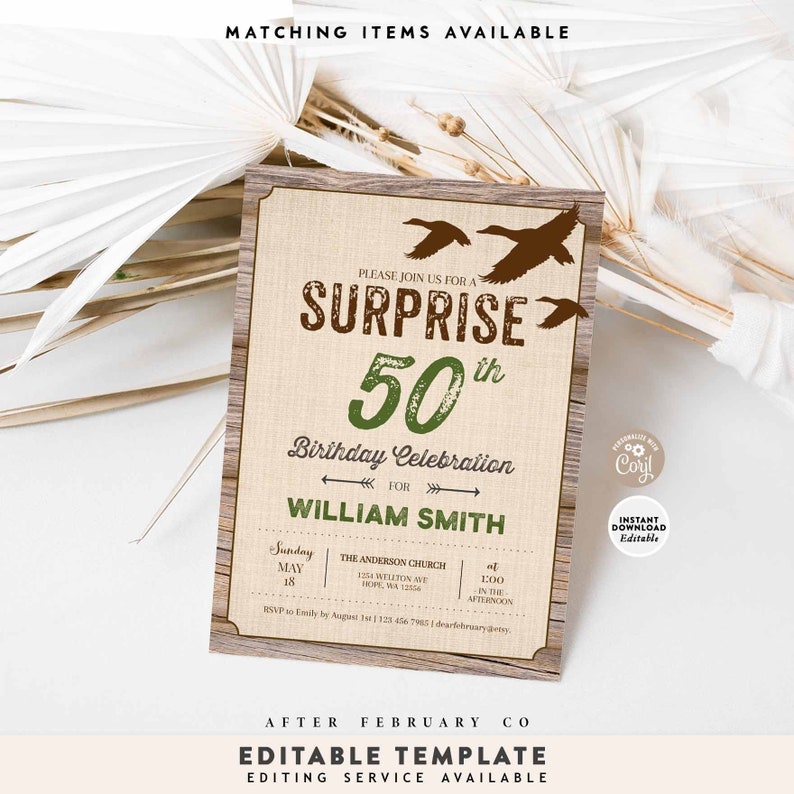 Puede incluir: Plantilla editable para una invitaci&oacute;n a una fiesta sorpresa de cumplea&ntilde;os n&uacute;mero 50. La invitaci&oacute;n presenta un fondo de madera r&uacute;stica con un dise&ntilde;o verde y marr&oacute;n. El texto dice "Sorpresa 50 cumplea&ntilde;os para William Smith".