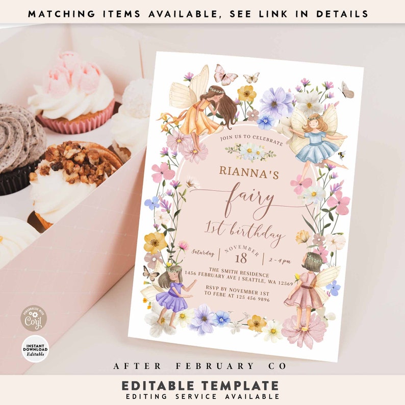 Pode incluir: Um convite imprim&iacute;vel para uma festa de primeiro anivers&aacute;rio com tema de fadas. O convite apresenta uma coroa de flores rosa e branca com tr&ecirc;s fadas, borboletas e o texto "Rianna's fairy 1st birthday". O convite tamb&eacute;m inclui a data, a hora e o local da festa.