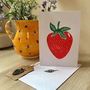 Handgedrukte wenskaart | Aardbei | Vruchten | Linoafdruk | Illustratie | Inclusief bedrukte envelop en cadeaukaartje