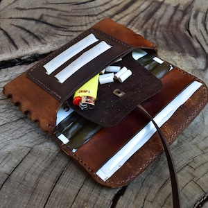 blague a tabac en cuir marron antik et pochette filtre a lanière